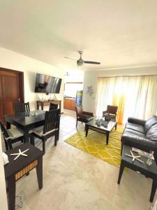 a living room with a couch and a table at Apartamento con vista a la piscina in Las Terrenas
