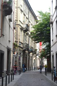 brukowana ulica w mieście z budynkami w obiekcie Suite The Brick w Turynie