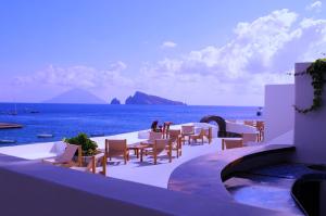 - un restaurant avec vue sur l'océan dans l'établissement Hotel Cincotta, à Panarea