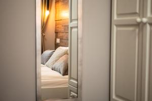 espejo reflejo de una cama en un dormitorio en Какао Апартамент Велинград en Velingrad