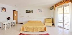 1 dormitorio con cama, mesa y ventana en Hotel Panama, en Lido di Jesolo