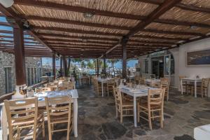 Um restaurante ou outro lugar para comer em Makis Place