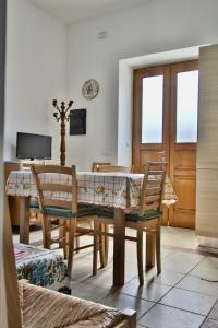 萊萬托的住宿－appartamento cielo&terra2，一间带桌椅的用餐室