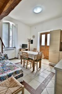 Il comprend un salon avec une table et des chaises ainsi qu'une cuisine. dans l'établissement appartamento cielo&terra2, à Levanto