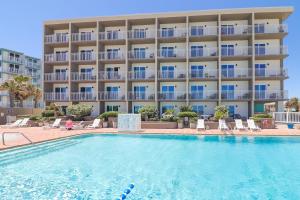 ein Pool vor einem Hotel in der Unterkunft Boardwalk Inn and Suites in Daytona Beach