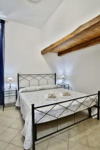 een slaapkamer met een bed met een smeedijzeren frame bij appartamento cielo&terra2 in Levanto