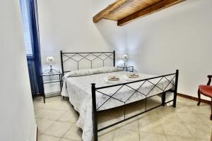 萊萬托的住宿－appartamento cielo&terra2，一间卧室配有一张黑色的床和一张桌子
