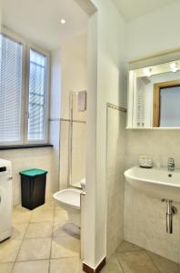 萊萬托的住宿－appartamento cielo&terra2，一间带水槽、卫生间和镜子的浴室