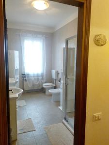 A bathroom at VILLA MOLINELLA