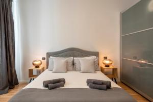 una camera da letto con un grande letto bianco con due lampade di Boutique Apartment Porta Duomo, close to the lake! a Como
