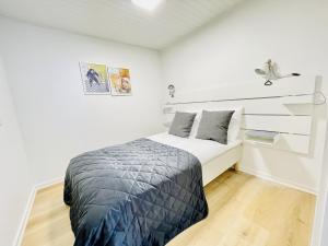 una camera bianca con un letto di aday - Charming apartment in the pedestrian street of Frederikshavn a Frederikshavn