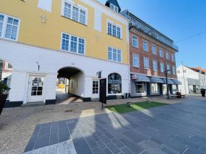 uma rua vazia em frente a um edifício em aday - Charming apartment in the pedestrian street of Frederikshavn em Frederikshavn