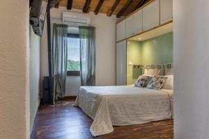 een slaapkamer met een bed en een raam bij A Casa Di Gaia in Riccò del Golfo di Spezia