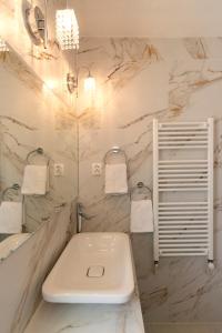 ein Bad mit einem Waschbecken und einem WC. in der Unterkunft INES APARTMENTS in Ohrid