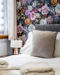 a bedroom with a flower wallpaper on the wall at Aldo's Place in Dingwall