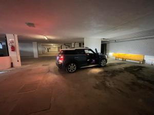 un suv noir garé dans un garage dans l'établissement Casa i Larici del Brenta, à Folgarida