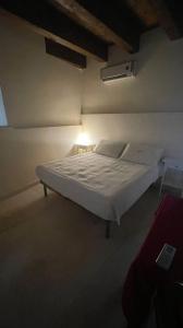 een slaapkamer met een wit bed in een kamer bij Guest House Isabel Pinto in Bisceglie