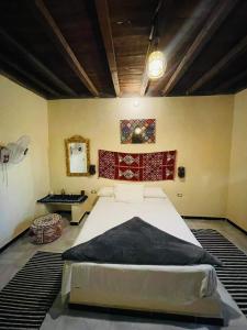 ein Schlafzimmer mit einem großen Bett in einem Zimmer in der Unterkunft Kayan House in Tunis