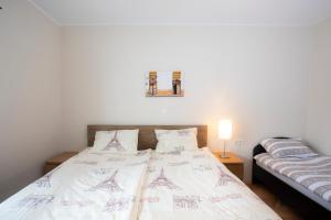1 dormitorio con 1 cama con 2 almohadas en Apartment Rozalija Žirovnica, en Žirovnica