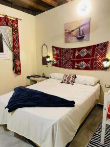 una camera con un grande letto bianco di Kayan House a Tunis