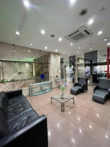 eine Lobby mit Sofas und einem Tisch in einem Gebäude in der Unterkunft César Park Hotel in Juiz de Fora