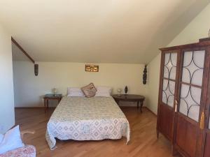 1 dormitorio con 1 cama y suelo de madera en Wohnung in Kärnten Nähe Millstättersee, en Fresach