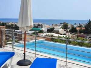 Vista de la piscina de Villa Delicia o d'una piscina que hi ha a prop