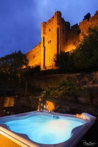 une grande piscine en face d'un château dans l'établissement Maison Thérèse by Panorama Locations - SPA privatif, à Carcassonne