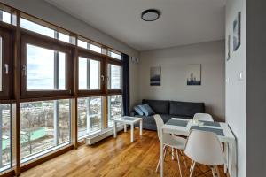 華沙的住宿－Vorto Apartament 3 - Warszawa Centrum，客厅配有沙发和桌子
