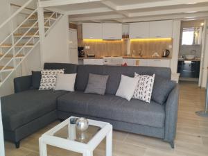 - un salon avec un canapé et une table dans l'établissement Spata center loft, à Spáta