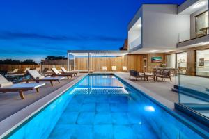 Bazén v ubytování Villa Largo nebo v jeho okolí + 51 fotografií