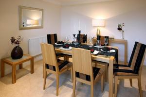 - une salle à manger avec une table et quatre chaises dans l'établissement Pew Corner at Chapel Collection, à Cinderford