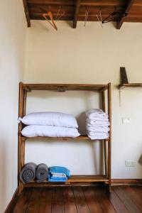 un grupo de toallas en un estante de una habitación en Casa Moderna entre Coihues en San Carlos de Bariloche