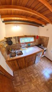 una vista aérea de una cocina con encimera en Casa Moderna entre Coihues en San Carlos de Bariloche