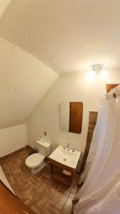 y baño con aseo y lavamanos. en Casa Moderna entre Coihues en San Carlos de Bariloche