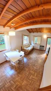 sala de estar con mesa y sofá en Casa Moderna entre Coihues en San Carlos de Bariloche