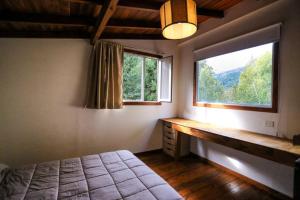 1 dormitorio con cama y ventana grande en Casa Moderna entre Coihues en San Carlos de Bariloche