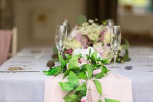 un tavolo con bicchieri da vino e fiori di Get-Togethers with function room a Little Dean