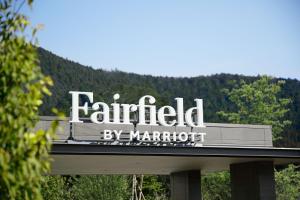 Fairfield by Marriott Tochigi Nikko في نيكو: علامة على حقل مزارع من قبل ماريوت وقع على جسر