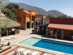 een villa met een zwembad en een huis bij HOTEL QUINTA SANTA CECILIA in Cuatrociénegas de Carranza