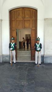 deux hommes en uniforme debout devant une porte dans l'établissement Cómo en casa Monoambiente, à Córdoba