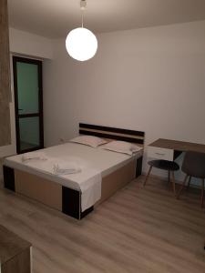 una camera con letto, scrivania e lampada di CONFORT' by J a Iaşi