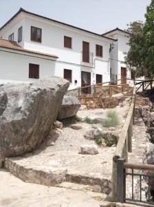 ein Haus mit einem großen Felsen neben einem Gebäude in der Unterkunft apartamento arroyo in Benaocaz