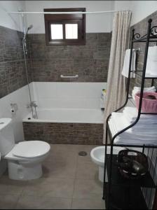 apartamento arroyo في بن وقاص: حمام به مرحاض أبيض وحوض استحمام