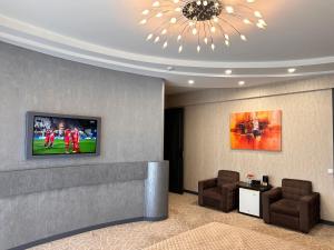 TV a/nebo společenská místnost v ubytování Astor Hotel