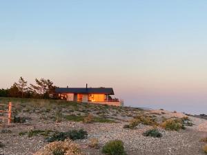 ein Haus auf einem Hügel in der Unterkunft Seaside Rendezvous in Kalana