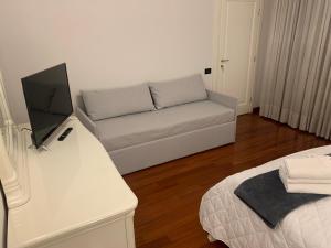 a living room with a couch and a television at Foresteria La Corte in Castrezzato