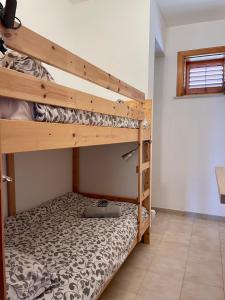 sypialnia z 2 łóżkami piętrowymi w pokoju w obiekcie BeachFront Rooms Marina di Ragusa w mieście Marina di Ragusa