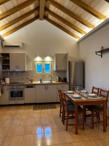 Kuchyň nebo kuchyňský kout v ubytování KATSANTONIS LUXURY HOUSE