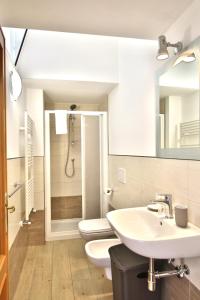 uma casa de banho com um lavatório, um WC e um espelho. em Appartamento sole&mare em Levanto